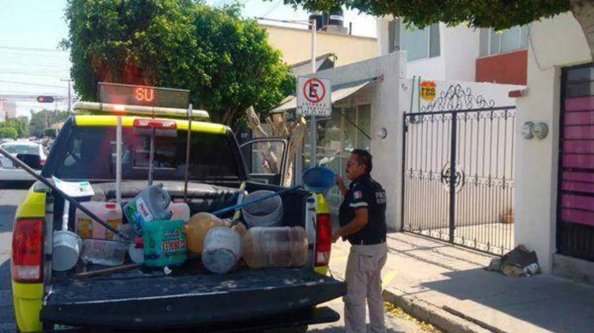 returan objetos en la calle barredora